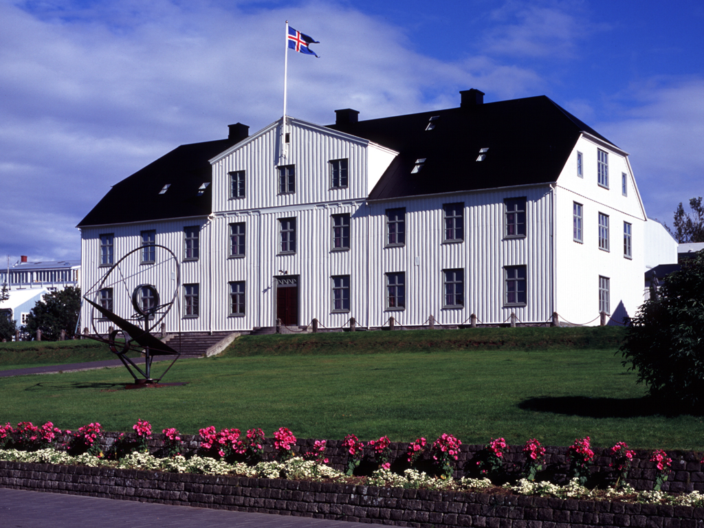 Menntaskólinn_í_Reykjavík_(main_building,_2004)